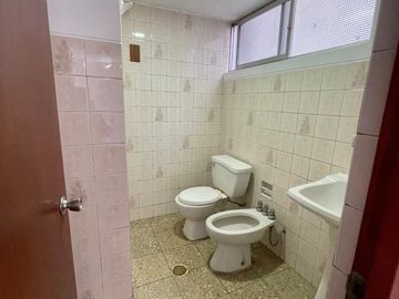 SE VENDE AMPLIA CASA 03 PISOS + AZOTEA -  ¡FRENTE AL CENTRO EMPRESARIAL! LINCE LIMITE CON SAN ISIDRO.