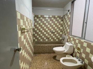 SE VENDE AMPLIA CASA 03 PISOS + AZOTEA -  ¡FRENTE AL CENTRO EMPRESARIAL! LINCE LIMITE CON SAN ISIDRO.