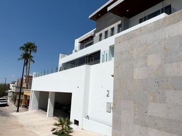 HERMOSA Y MODERNA RESIDENCIA EN VENTA AL NORTE