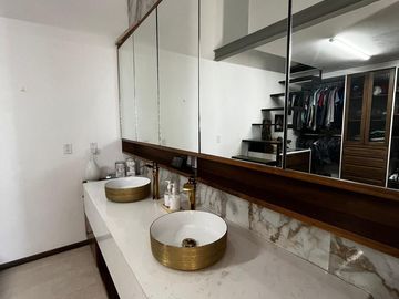 HERMOSA Y MODERNA RESIDENCIA EN VENTA AL NORTE