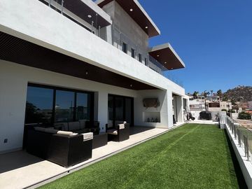 HERMOSA Y MODERNA RESIDENCIA EN VENTA AL NORTE