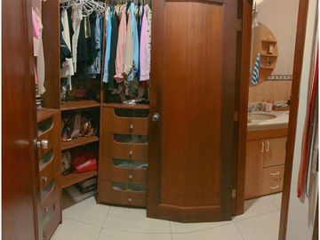 Ceibos Real - 4 Dorm. y Uno en P. Baja - 5.5 Baños - Sala Comedor - Jacuzzi