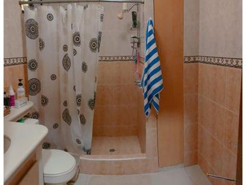 Ceibos Real - 4 Dorm. y Uno en P. Baja - 5.5 Baños - Sala Comedor - Jacuzzi