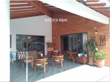 VENDO MAGNÍFICA CASA CAMPESTRE, IDEAL PARA VIVIR EN UN ESTILO DE VIDA CÓMODO, ESPACIOS GENEROSOS.