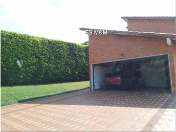 VENDO MAGNÍFICA CASA CAMPESTRE, IDEAL PARA VIVIR EN UN ESTILO DE VIDA CÓMODO, ESPACIOS GENEROSOS.