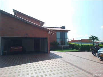 VENDO MAGNÍFICA CASA CAMPESTRE, IDEAL PARA VIVIR EN UN ESTILO DE VIDA CÓMODO, ESPACIOS GENEROSOS.