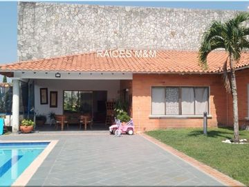 VENDO MAGNÍFICA CASA CAMPESTRE, IDEAL PARA VIVIR EN UN ESTILO DE VIDA CÓMODO, ESPACIOS GENEROSOS.