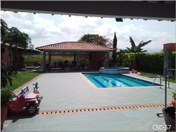 VENDO MAGNÍFICA CASA CAMPESTRE, IDEAL PARA VIVIR EN UN ESTILO DE VIDA CÓMODO, ESPACIOS GENEROSOS.