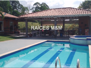 VENDO MAGNÍFICA CASA CAMPESTRE, IDEAL PARA VIVIR EN UN ESTILO DE VIDA CÓMODO, ESPACIOS GENEROSOS.