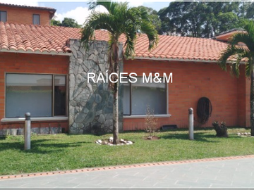 VENDO MAGNÍFICA CASA CAMPESTRE, IDEAL PARA VIVIR EN UN ESTILO DE VIDA CÓMODO, ESPACIOS GENEROSOS.