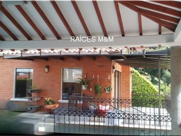 VENDO MAGNÍFICA CASA CAMPESTRE, IDEAL PARA VIVIR EN UN ESTILO DE VIDA CÓMODO, ESPACIOS GENEROSOS.