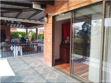 VENDO MAGNÍFICA CASA CAMPESTRE, IDEAL PARA VIVIR EN UN ESTILO DE VIDA CÓMODO, ESPACIOS GENEROSOS.