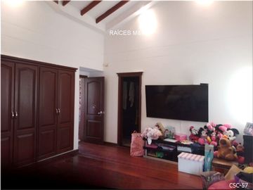 VENDO MAGNÍFICA CASA CAMPESTRE, IDEAL PARA VIVIR EN UN ESTILO DE VIDA CÓMODO, ESPACIOS GENEROSOS.