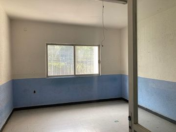 VENDO PROPIEDAD PARA ESCUELA, CLINICA U OFICINAS DOBLE FRENTE 984 MTS.