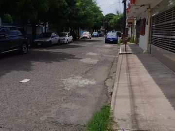 AMPLIA CASA EN VENTA, PARA INVERSIÓN Y/O REMODELACIÓN CON EXCELENTE UBICACIÓN, A 3 CUADRAS DE EJERCITO MEXICANO, COL. EJIDO PRIMERO DE MAYO SUR, BOCA DEL RIO, VERACRUZ.
