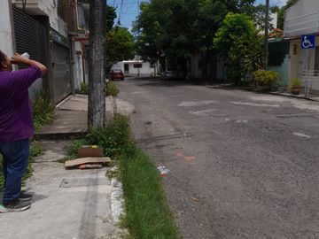 AMPLIA CASA EN VENTA, PARA INVERSIÓN Y/O REMODELACIÓN CON EXCELENTE UBICACIÓN, A 3 CUADRAS DE EJERCITO MEXICANO, COL. EJIDO PRIMERO DE MAYO SUR, BOCA DEL RIO, VERACRUZ.