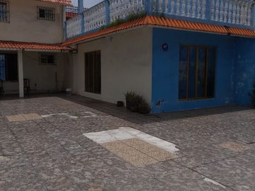 AMPLIA CASA EN VENTA, PARA INVERSIÓN Y/O REMODELACIÓN CON EXCELENTE UBICACIÓN, A 3 CUADRAS DE EJERCITO MEXICANO, COL. EJIDO PRIMERO DE MAYO SUR, BOCA DEL RIO, VERACRUZ.