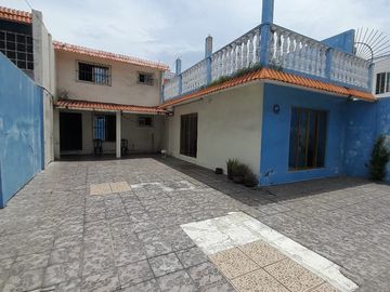 AMPLIA CASA EN VENTA, PARA INVERSIÓN Y/O REMODELACIÓN CON EXCELENTE UBICACIÓN, A 3 CUADRAS DE EJERCITO MEXICANO, COL. EJIDO PRIMERO DE MAYO SUR, BOCA DEL RIO, VERACRUZ.