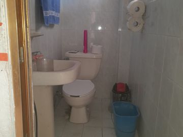 AMPLIA CASA EN VENTA, PARA INVERSIÓN Y/O REMODELACIÓN CON EXCELENTE UBICACIÓN, A 3 CUADRAS DE EJERCITO MEXICANO, COL. EJIDO PRIMERO DE MAYO SUR, BOCA DEL RIO, VERACRUZ.
