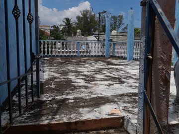 AMPLIA CASA EN VENTA, PARA INVERSIÓN Y/O REMODELACIÓN CON EXCELENTE UBICACIÓN, A 3 CUADRAS DE EJERCITO MEXICANO, COL. EJIDO PRIMERO DE MAYO SUR, BOCA DEL RIO, VERACRUZ.