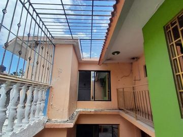 AMPLIA CASA EN VENTA, PARA INVERSIÓN Y/O REMODELACIÓN CON EXCELENTE UBICACIÓN, A 3 CUADRAS DE EJERCITO MEXICANO, COL. EJIDO PRIMERO DE MAYO SUR, BOCA DEL RIO, VERACRUZ.