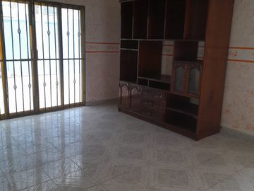 AMPLIA CASA EN VENTA, PARA INVERSIÓN Y/O REMODELACIÓN CON EXCELENTE UBICACIÓN, A 3 CUADRAS DE EJERCITO MEXICANO, COL. EJIDO PRIMERO DE MAYO SUR, BOCA DEL RIO, VERACRUZ.