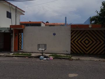 AMPLIA CASA EN VENTA, PARA INVERSIÓN Y/O REMODELACIÓN CON EXCELENTE UBICACIÓN, A 3 CUADRAS DE EJERCITO MEXICANO, COL. EJIDO PRIMERO DE MAYO SUR, BOCA DEL RIO, VERACRUZ.