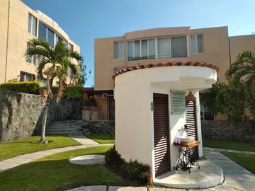 $1,850,000 Hermosa Casa Tres Recámaras con Superficie 247.43 m2 Alberca, Oasis II, Xochitepec, Morelos