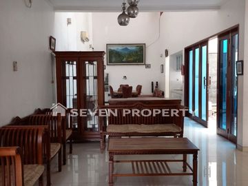 For Sale : Beautiful 2-Story Semi-Furnished Rental House with Freehold Title in Kota Wisata Cibubur - Land Size: 200 m², Building Size: 300 m²