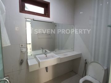 For Sale : Beautiful 2-Story Semi-Furnished Rental House with Freehold Title in Kota Wisata Cibubur - Land Size: 200 m², Building Size: 300 m²