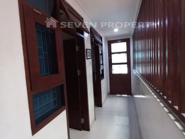 For Sale : Beautiful 2-Story Semi-Furnished Rental House with Freehold Title in Kota Wisata Cibubur - Land Size: 200 m², Building Size: 300 m²