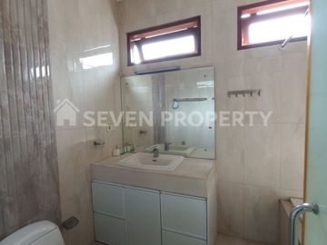 For Sale : Beautiful 2-Story Semi-Furnished Rental House with Freehold Title in Kota Wisata Cibubur - Land Size: 200 m², Building Size: 300 m²