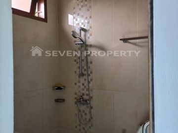 For Sale : Beautiful 2-Story Semi-Furnished Rental House with Freehold Title in Kota Wisata Cibubur - Land Size: 200 m², Building Size: 300 m²