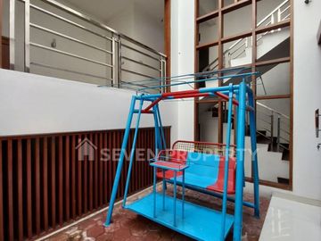 For Sale : Beautiful 2-Story Semi-Furnished Rental House with Freehold Title in Kota Wisata Cibubur - Land Size: 200 m², Building Size: 300 m²