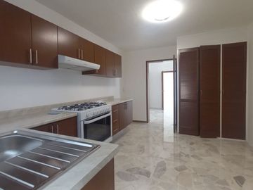 CASA EN RENTA USO DE OFICINA A PUERTA CERRADA O USO HABITACIONAL, A una calle de AV. GUADALUPE