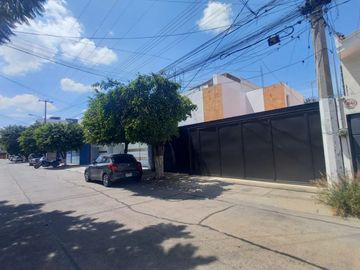 CASA EN RENTA USO DE OFICINA A PUERTA CERRADA O USO HABITACIONAL, A una calle de AV. GUADALUPE
