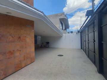 CASA EN RENTA USO DE OFICINA A PUERTA CERRADA O USO HABITACIONAL, A una calle de AV. GUADALUPE