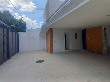CASA EN RENTA USO DE OFICINA A PUERTA CERRADA O USO HABITACIONAL, A una calle de AV. GUADALUPE