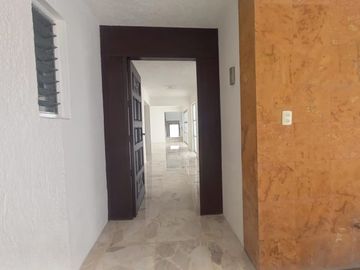 CASA EN RENTA USO DE OFICINA A PUERTA CERRADA O USO HABITACIONAL, A una calle de AV. GUADALUPE