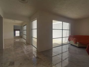 CASA EN RENTA USO DE OFICINA A PUERTA CERRADA O USO HABITACIONAL, A una calle de AV. GUADALUPE