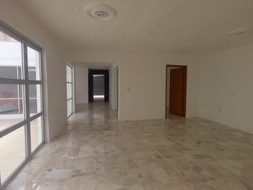 CASA EN RENTA USO DE OFICINA A PUERTA CERRADA O USO HABITACIONAL, A una calle de AV. GUADALUPE