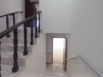 CASA EN RENTA USO DE OFICINA A PUERTA CERRADA O USO HABITACIONAL, A una calle de AV. GUADALUPE