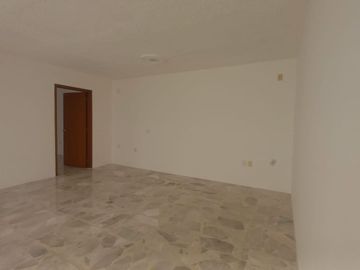 CASA EN RENTA USO DE OFICINA A PUERTA CERRADA O USO HABITACIONAL, A una calle de AV. GUADALUPE