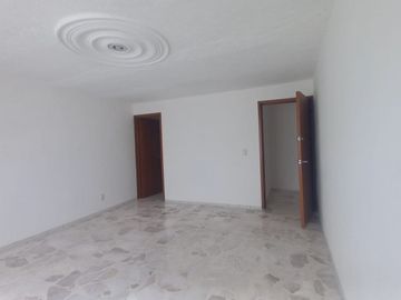 CASA EN RENTA USO DE OFICINA A PUERTA CERRADA O USO HABITACIONAL, A una calle de AV. GUADALUPE