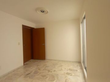 CASA EN RENTA USO DE OFICINA A PUERTA CERRADA O USO HABITACIONAL, A una calle de AV. GUADALUPE
