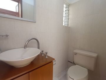 CASA EN RENTA USO DE OFICINA A PUERTA CERRADA O USO HABITACIONAL, A una calle de AV. GUADALUPE