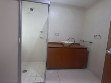 CASA EN RENTA USO DE OFICINA A PUERTA CERRADA O USO HABITACIONAL, A una calle de AV. GUADALUPE
