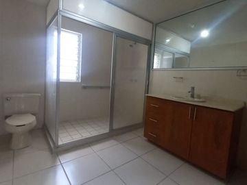 CASA EN RENTA USO DE OFICINA A PUERTA CERRADA O USO HABITACIONAL, A una calle de AV. GUADALUPE