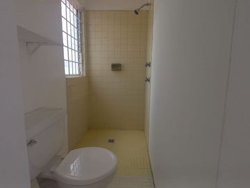CASA EN RENTA USO DE OFICINA A PUERTA CERRADA O USO HABITACIONAL, A una calle de AV. GUADALUPE
