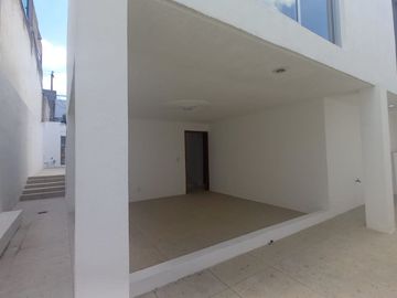 CASA EN RENTA USO DE OFICINA A PUERTA CERRADA O USO HABITACIONAL, A una calle de AV. GUADALUPE
